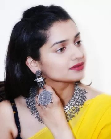 Hruta Durgule marathi actress 25